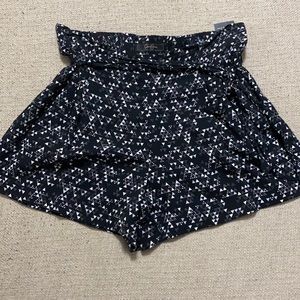 NEW. Jessica Simpson Dressy Shorts/Skorts. Size Medium.